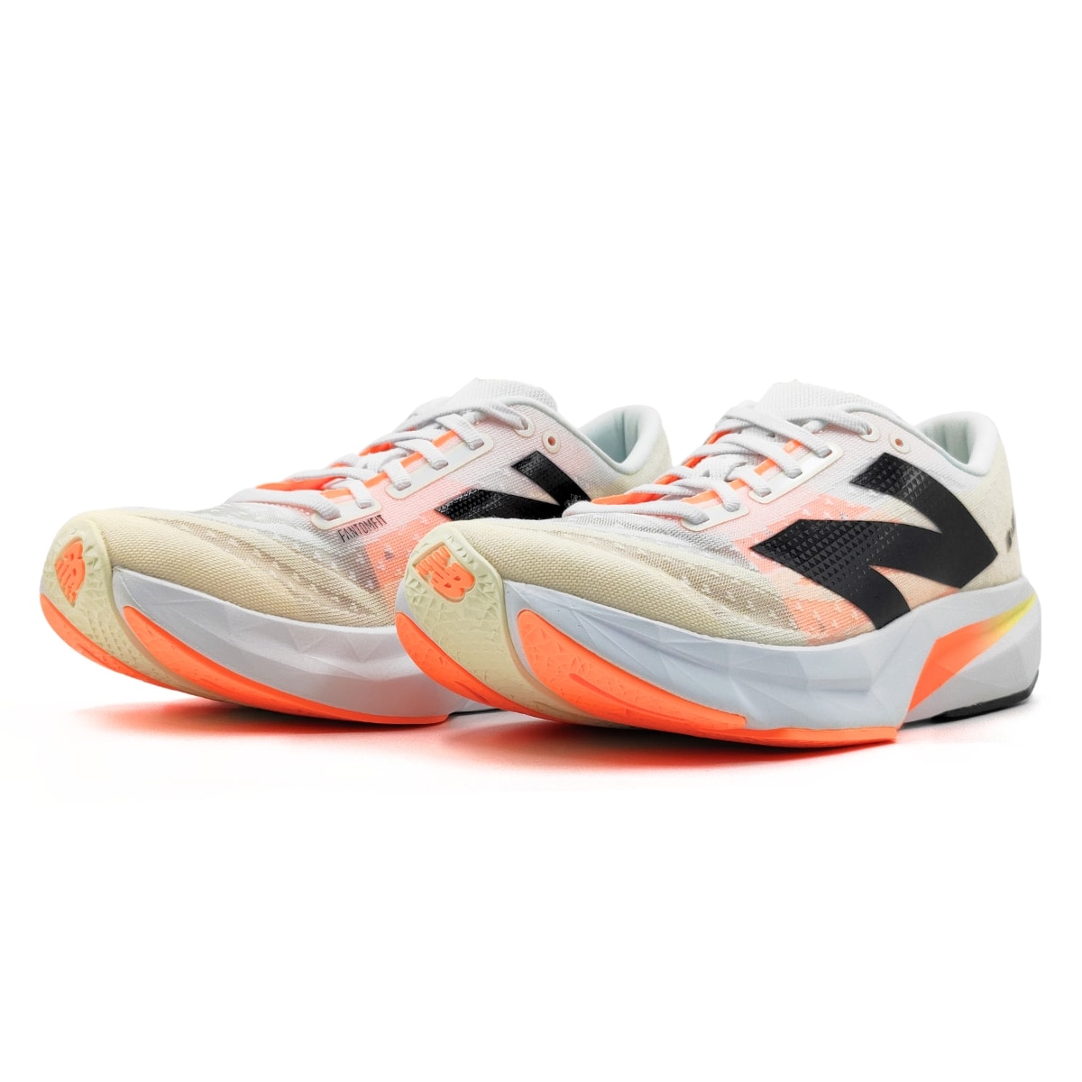 Tênis New Balance FuelCell Rebel V4 Feminino - Branco/Laranja